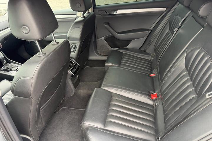 Grå Skoda Superb fra 2019