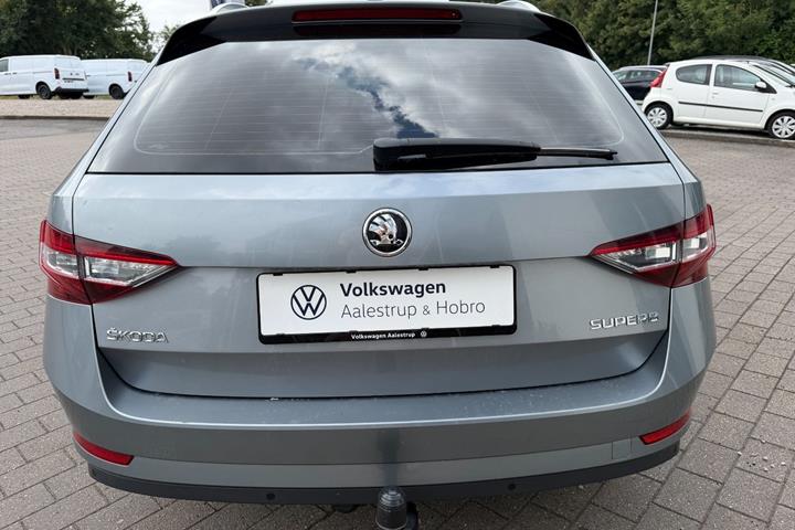 Grå Skoda Superb fra 2019