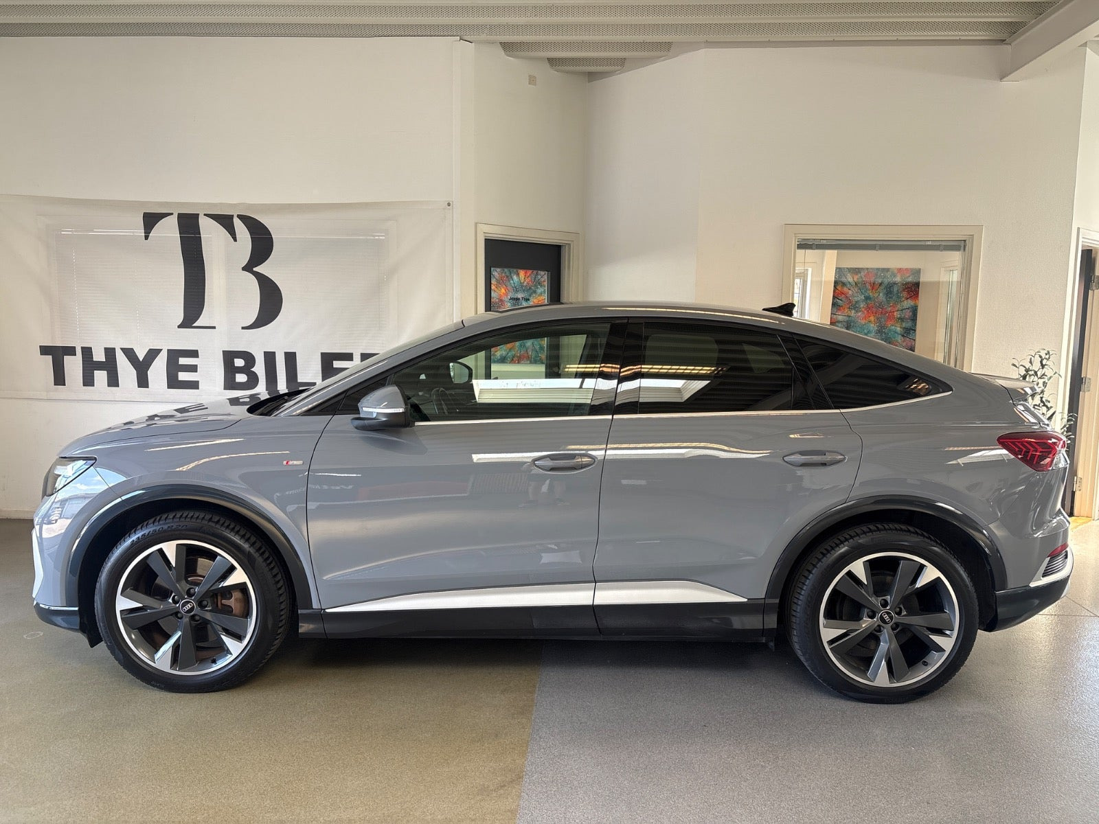 Grå Audi Q4 e-tron fra 2023
