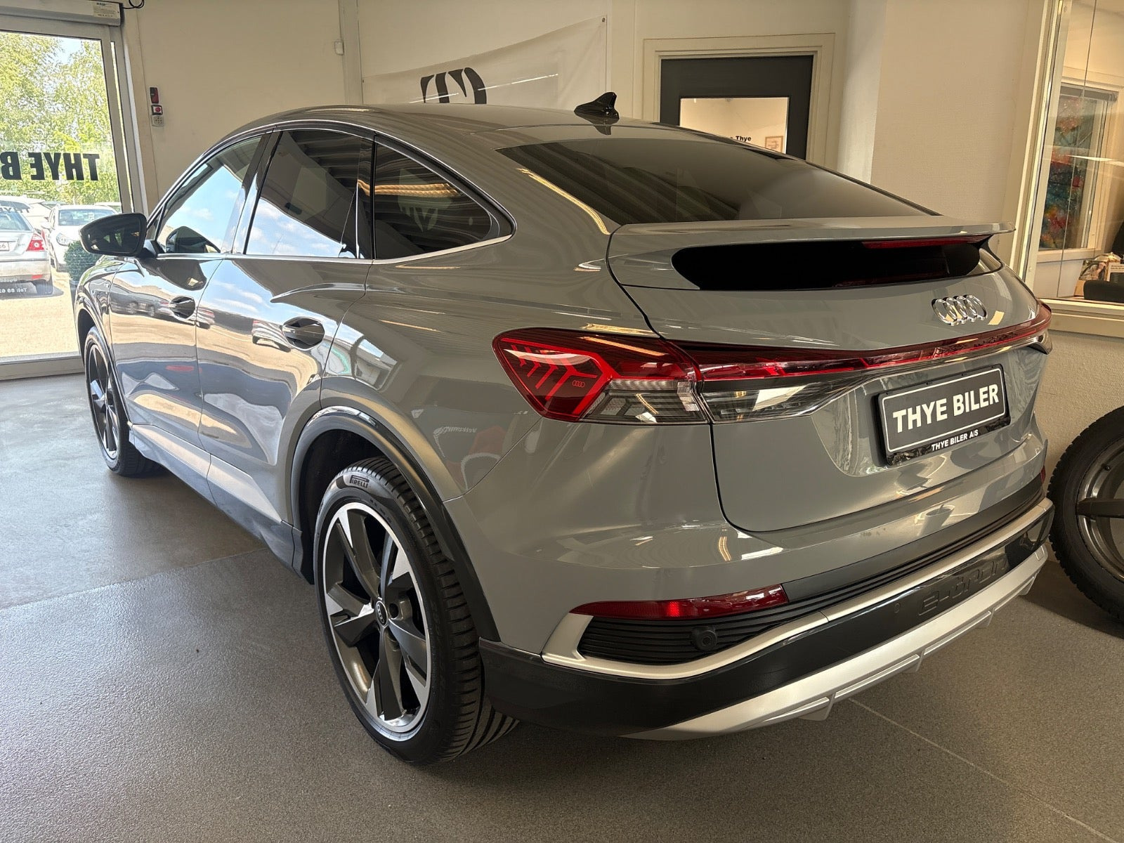 Grå Audi Q4 e-tron fra 2023