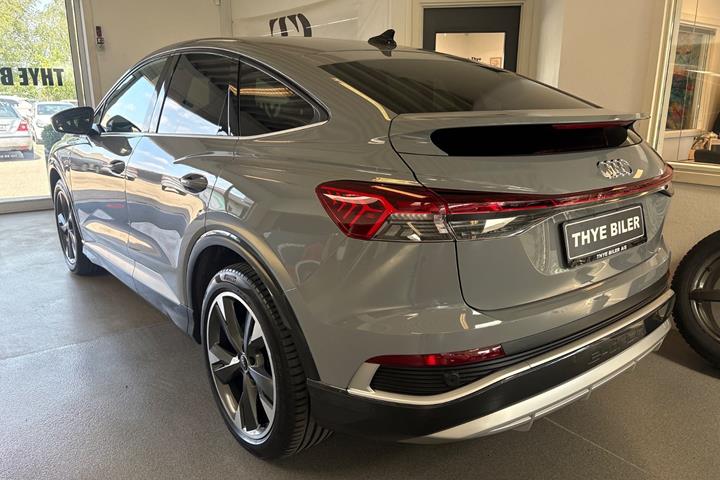 Grå Audi Q4 e-tron fra 2023