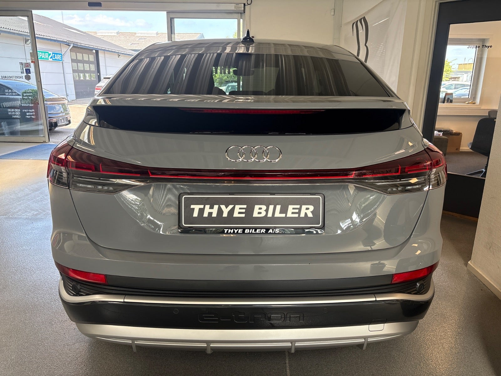 Grå Audi Q4 e-tron fra 2023