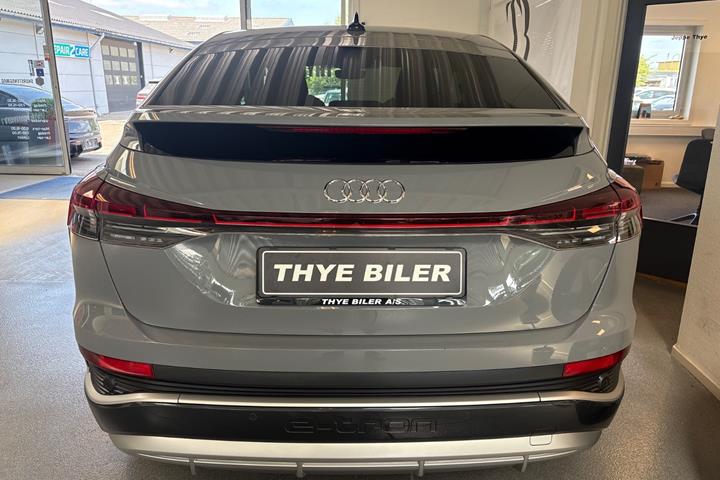 Grå Audi Q4 e-tron fra 2023