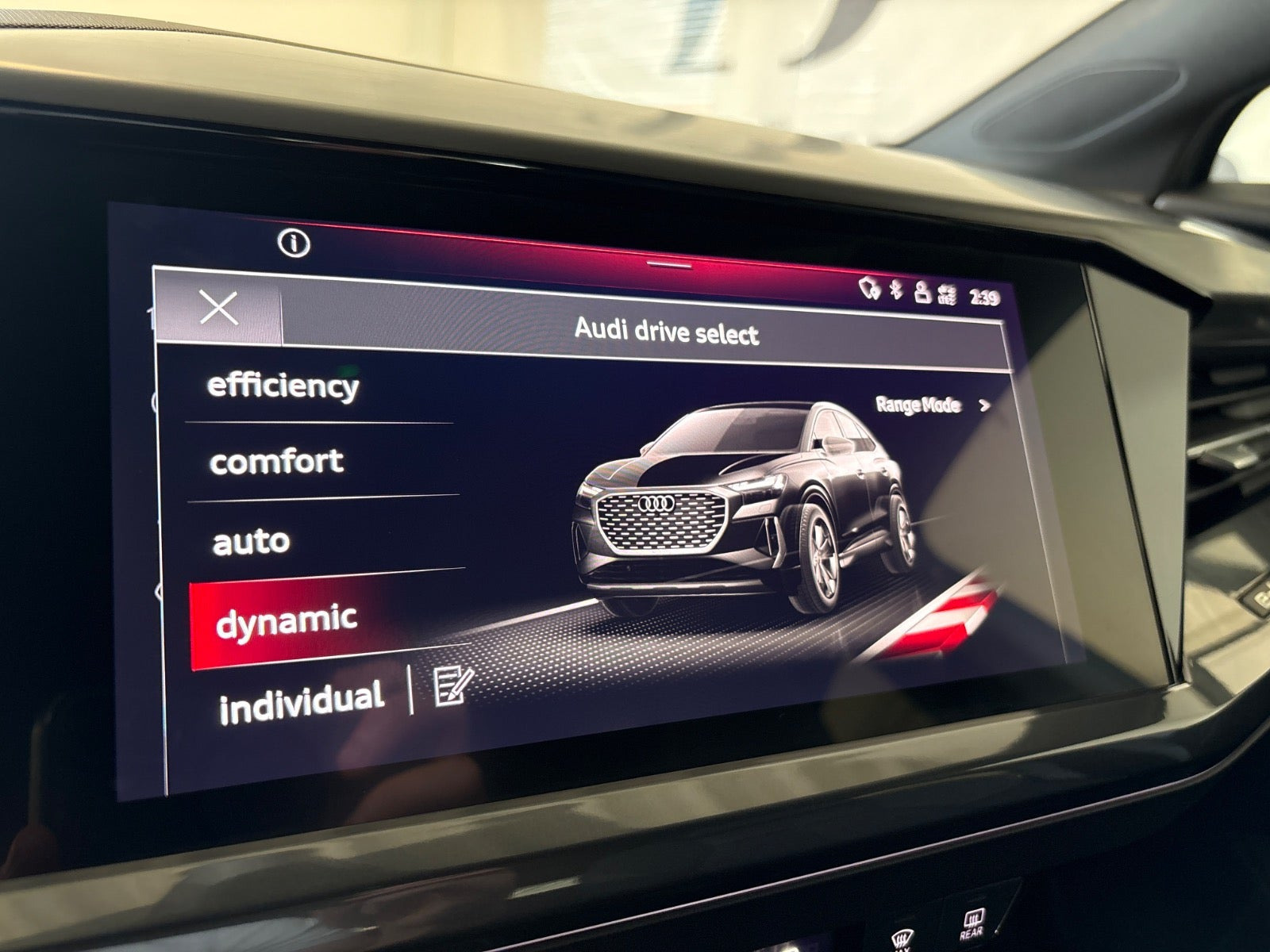 Grå Audi Q4 e-tron fra 2023