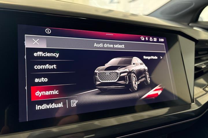 Grå Audi Q4 e-tron fra 2023