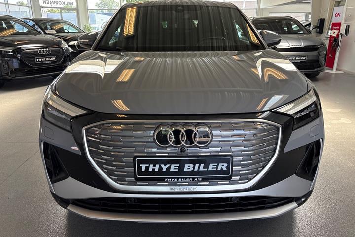 Grå Audi Q4 e-tron fra 2023