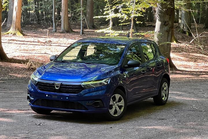 Blå Dacia Sandero fra 2021 set udefra
