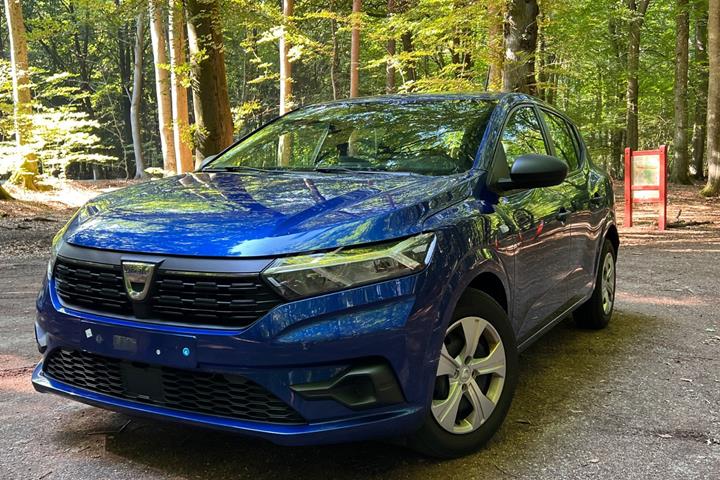 Blå Dacia Sandero fra 2021