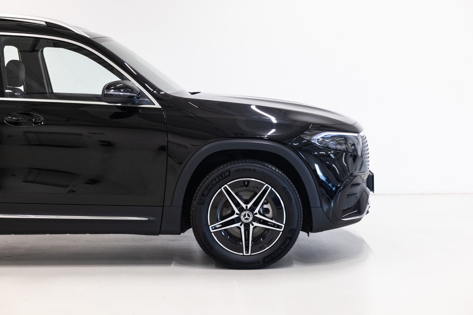 Sort Mercedes EQB350 fra 2025