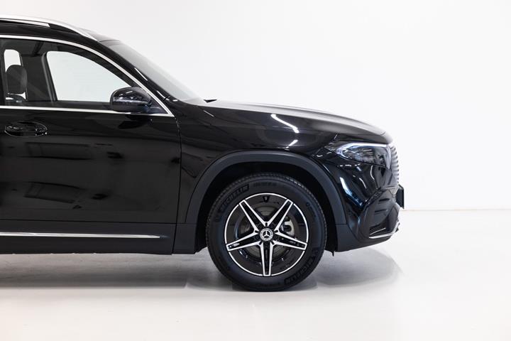 Sort Mercedes EQB350 fra 2025