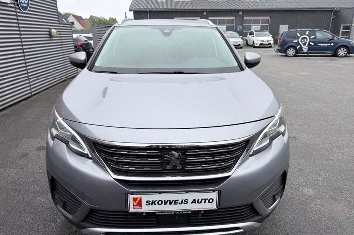 Grå Peugeot 5008 fra 2018