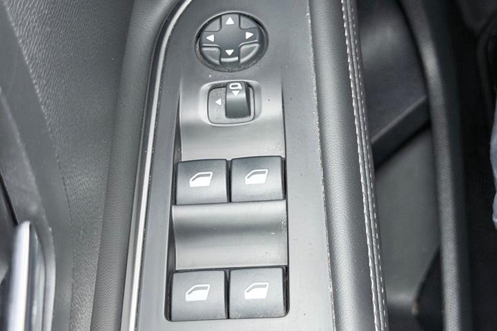 Grå Peugeot 5008 fra 2018