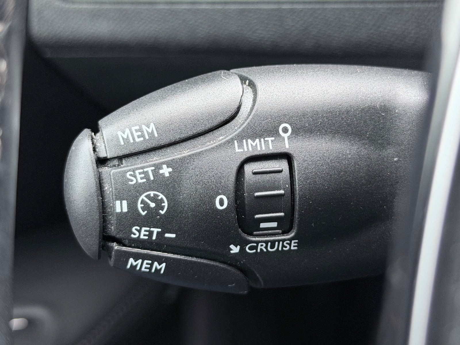 Grå Peugeot 5008 fra 2018