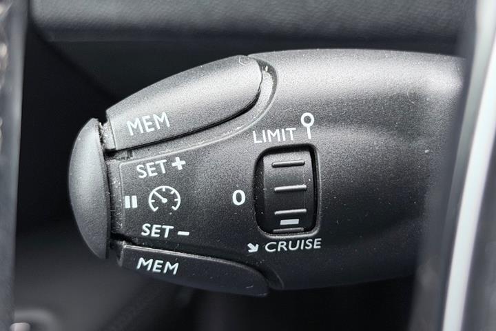Grå Peugeot 5008 fra 2018