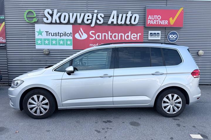 Sølv VW Touran fra 2018