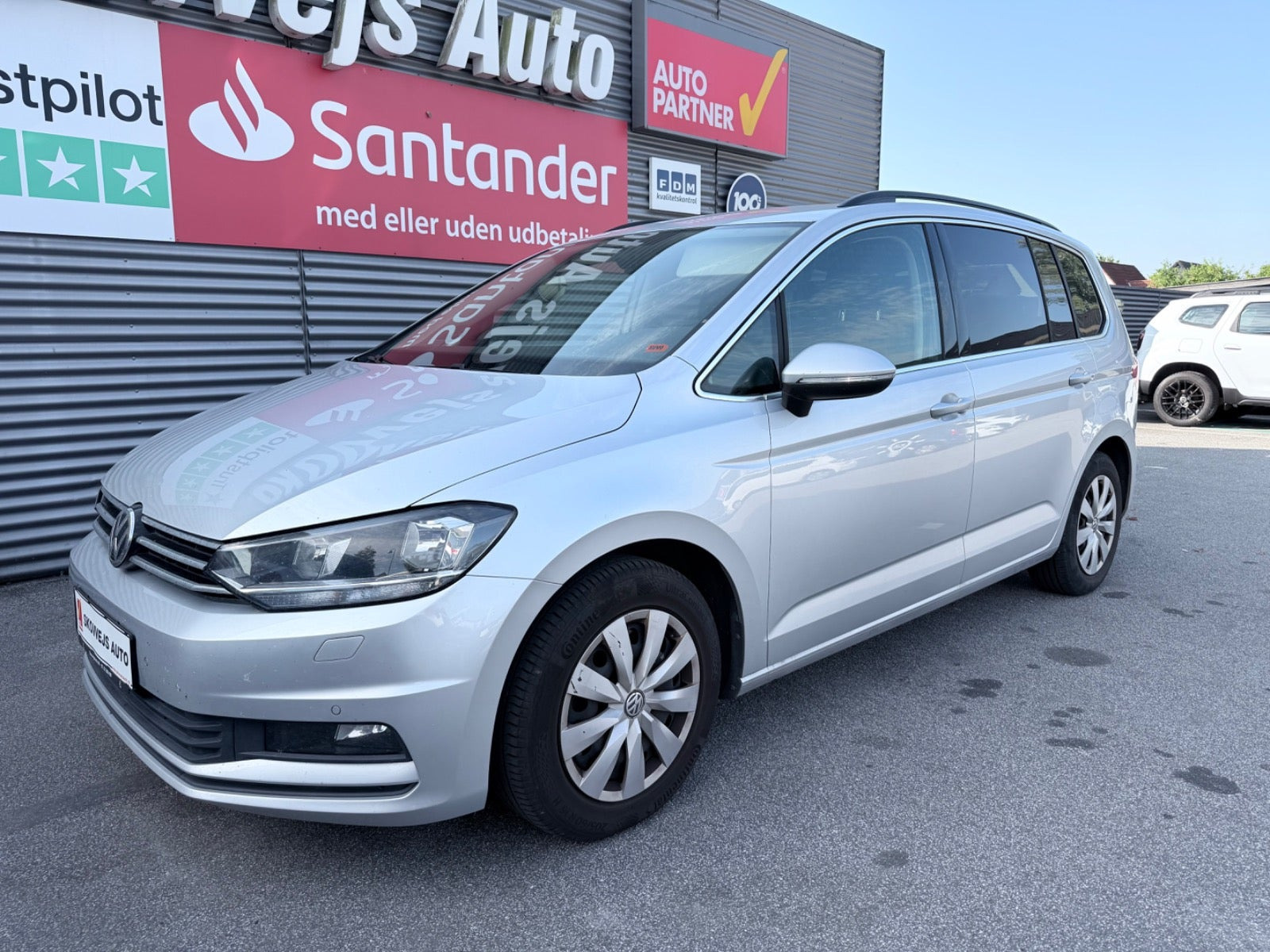 Sølv VW Touran fra 2018