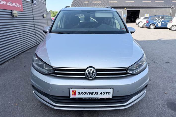 Sølv VW Touran fra 2018