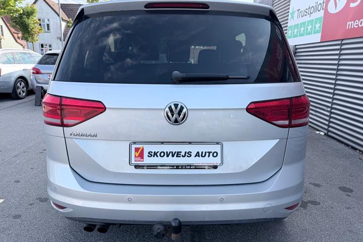 Sølv VW Touran fra 2018