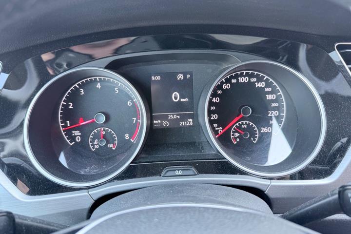 Sølv VW Touran fra 2018