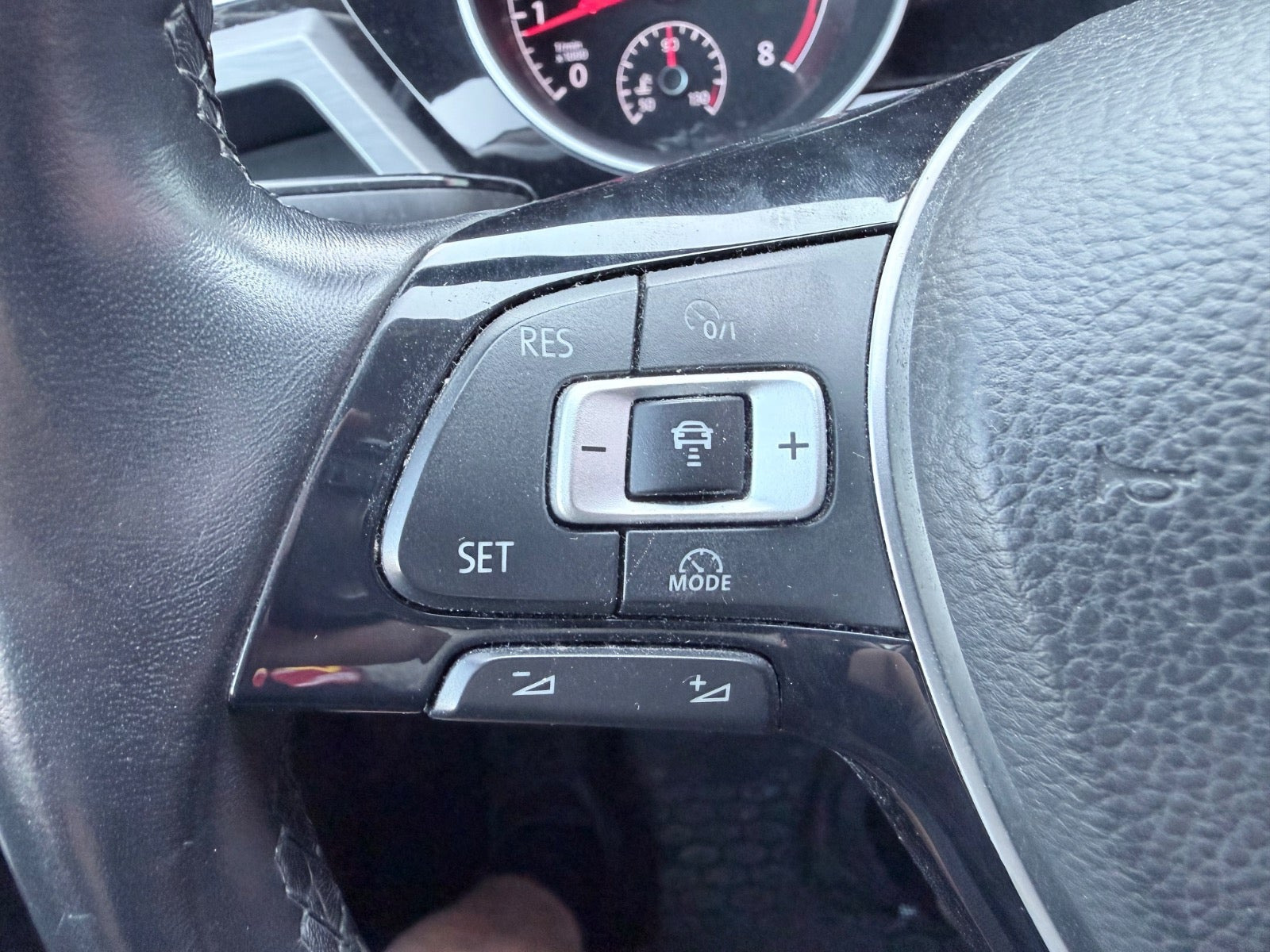 Sølv VW Touran fra 2018