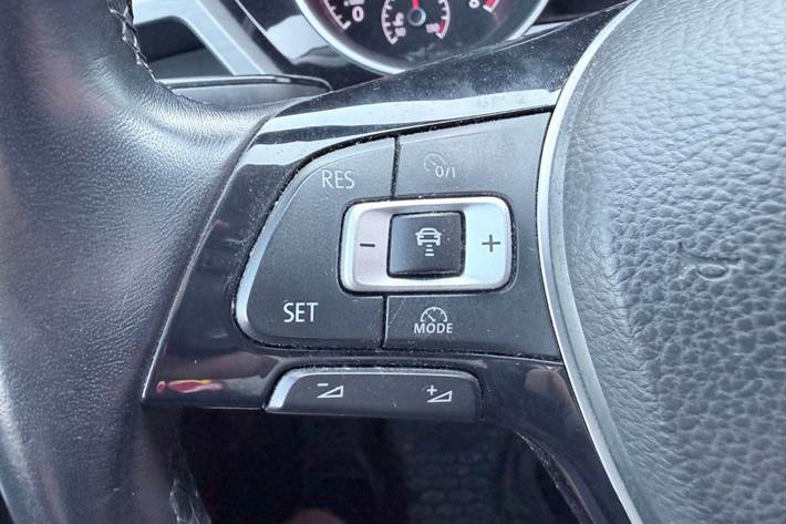 Sølv VW Touran fra 2018