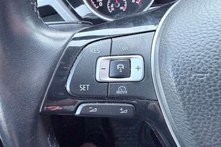 Sølv VW Touran fra 2018