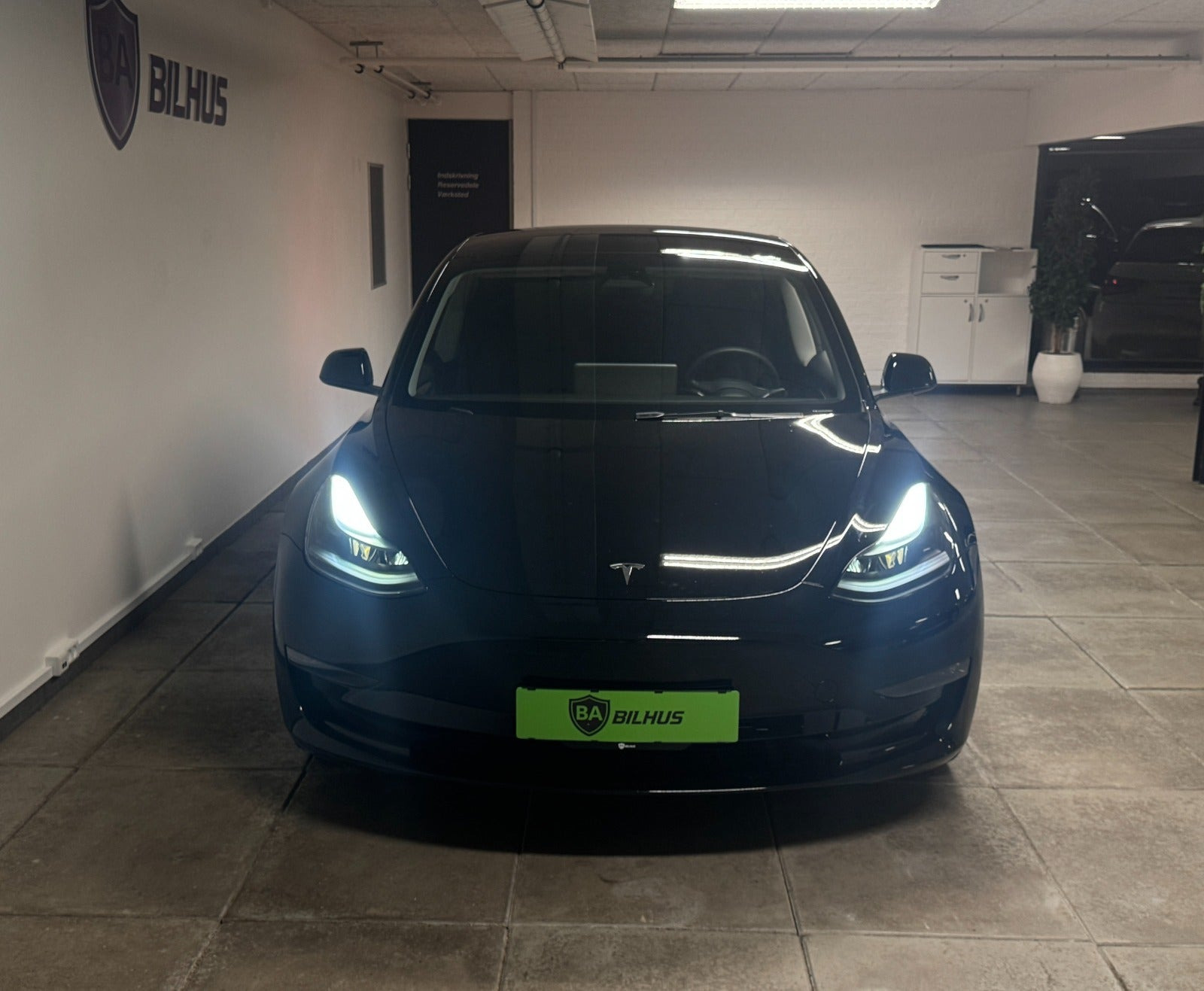 Sort Tesla Model 3 fra 2023