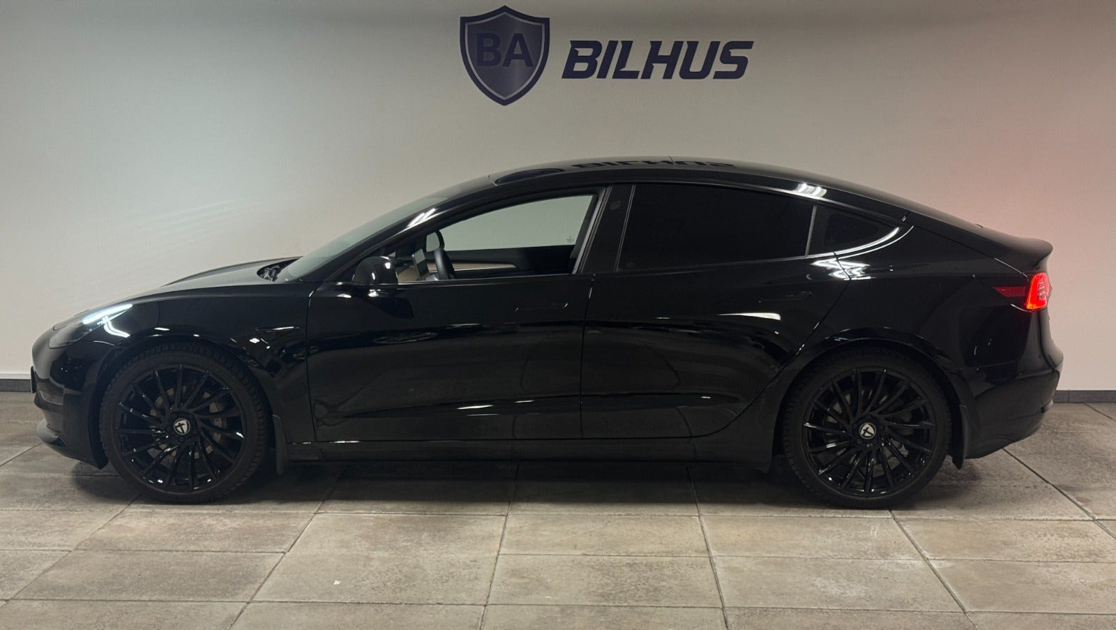 Sort Tesla Model 3 fra 2023