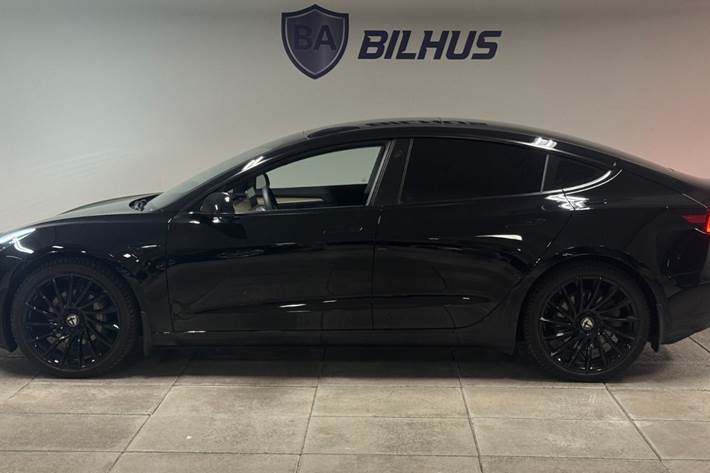Sort Tesla Model 3 fra 2023