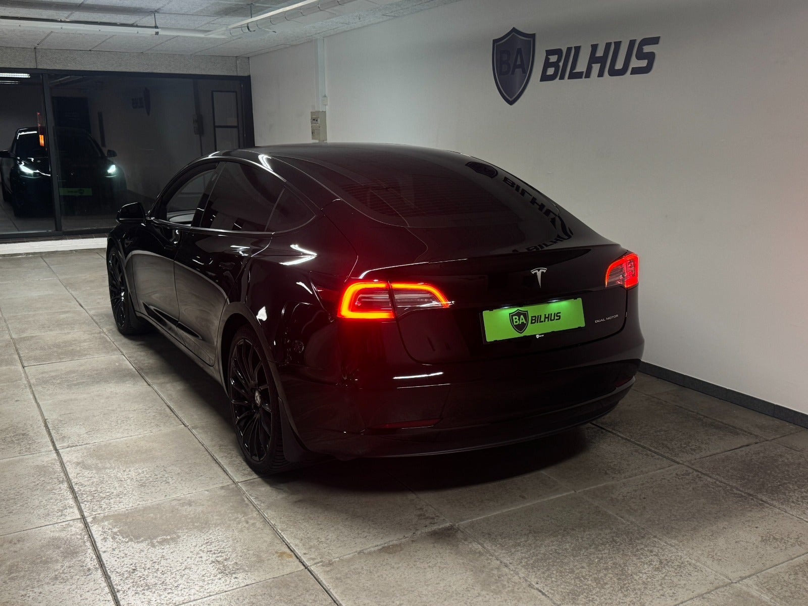 Sort Tesla Model 3 fra 2023
