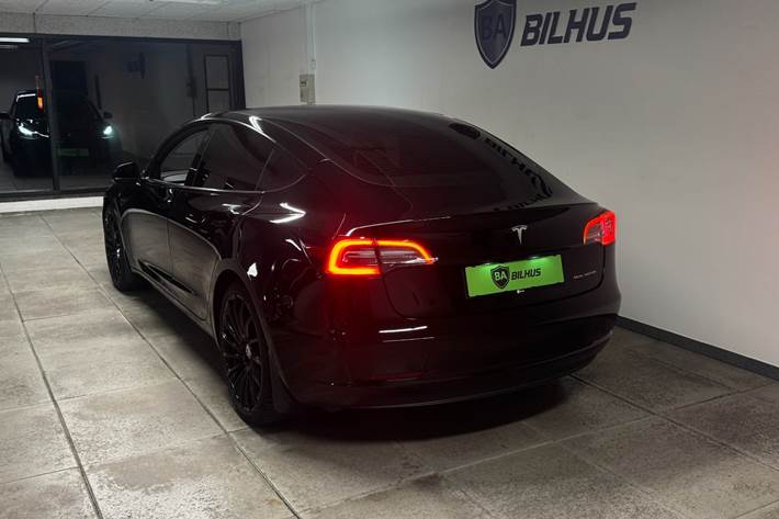 Sort Tesla Model 3 fra 2023