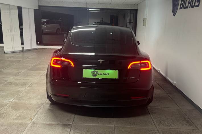 Sort Tesla Model 3 fra 2023