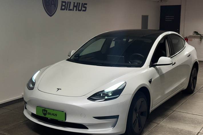 Hvid Tesla Model 3 fra 2023