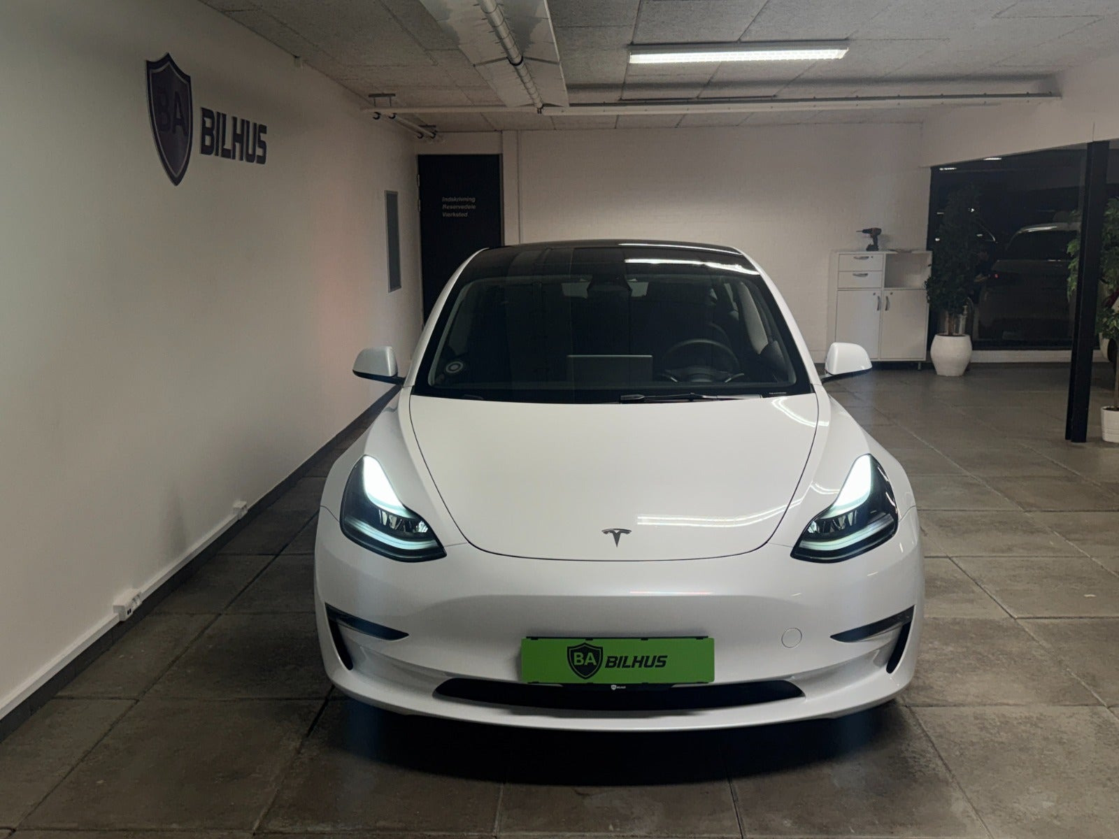Hvid Tesla Model 3 fra 2023