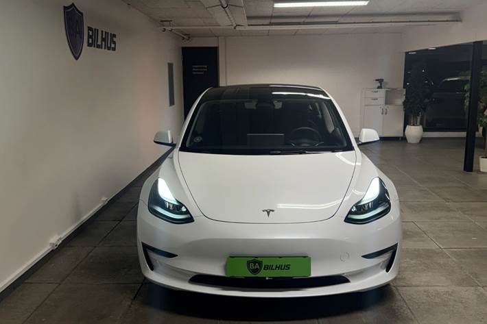 Hvid Tesla Model 3 fra 2023