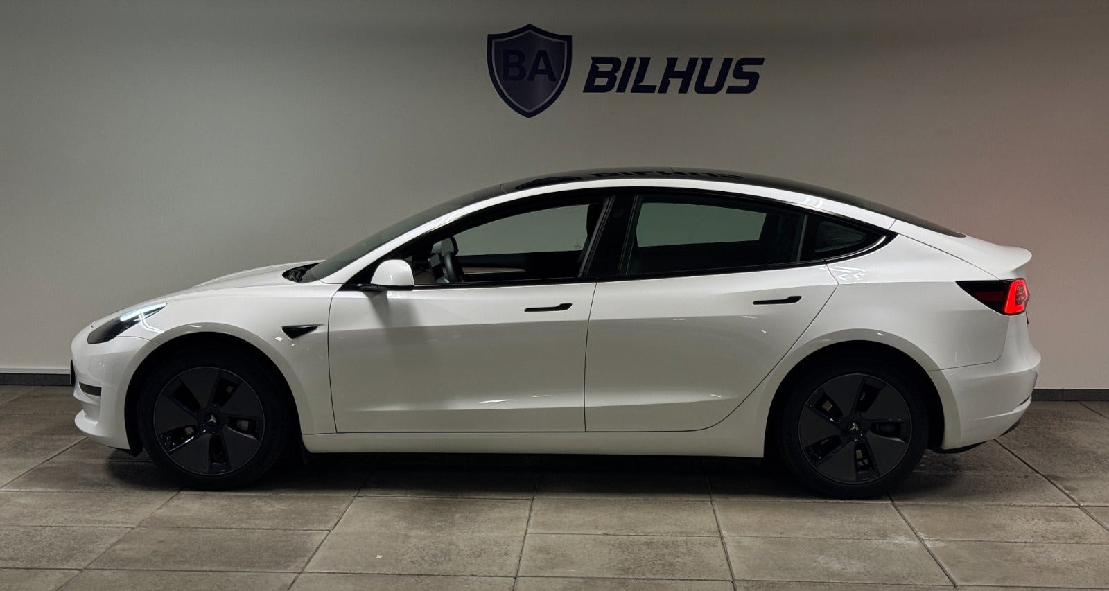Hvid Tesla Model 3 fra 2023
