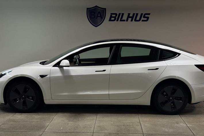 Hvid Tesla Model 3 fra 2023