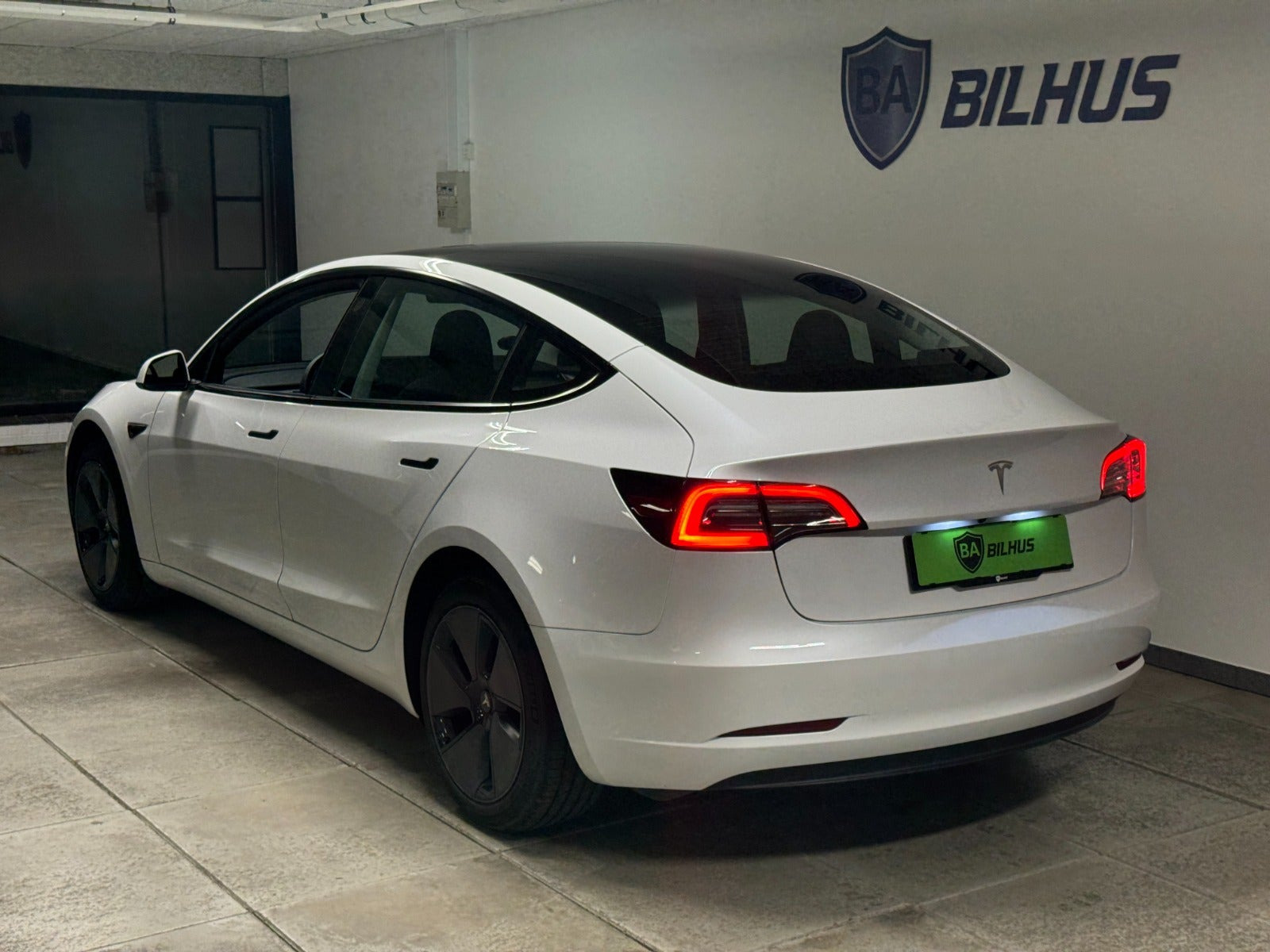 Hvid Tesla Model 3 fra 2023