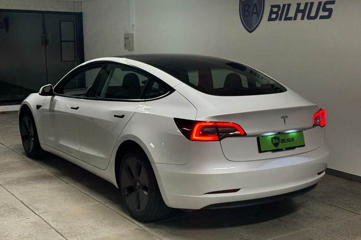 Hvid Tesla Model 3 fra 2023