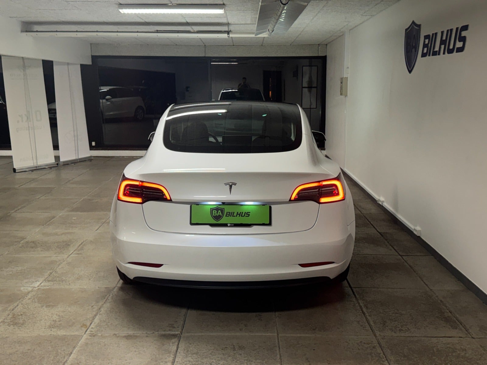 Hvid Tesla Model 3 fra 2023