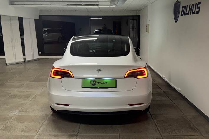 Hvid Tesla Model 3 fra 2023