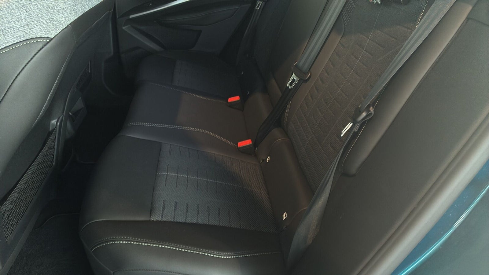Blå Peugeot e-3008 fra 2025