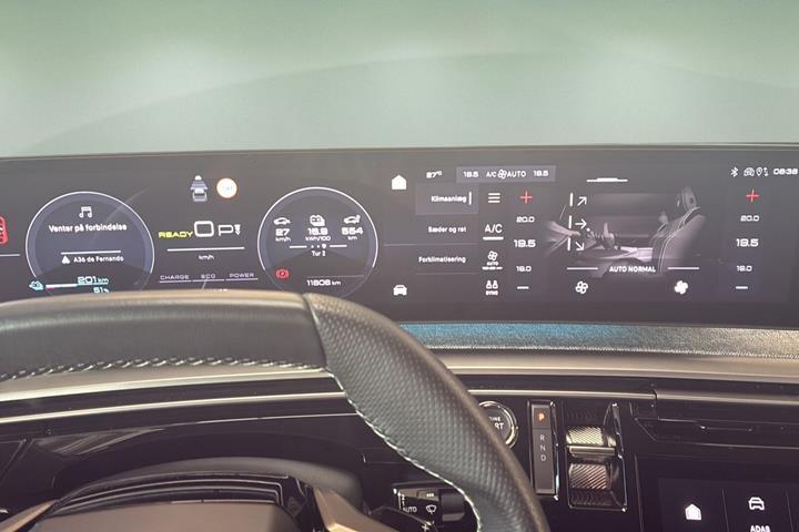 Blå Peugeot e-3008 fra 2025