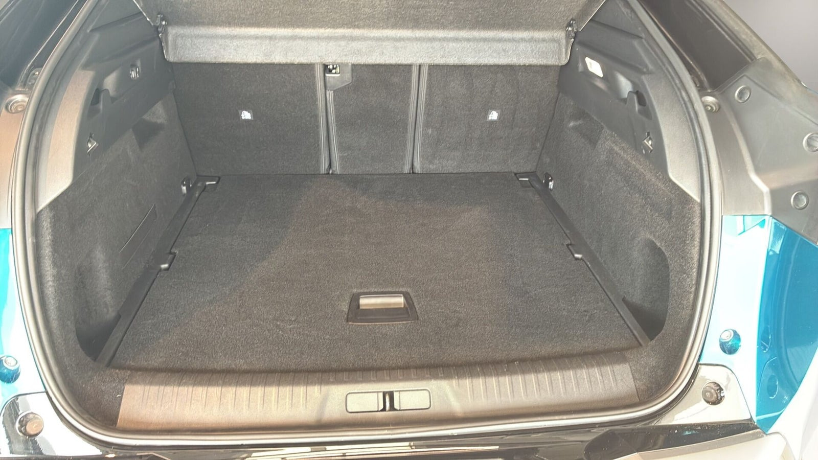 Blå Peugeot e-3008 fra 2025