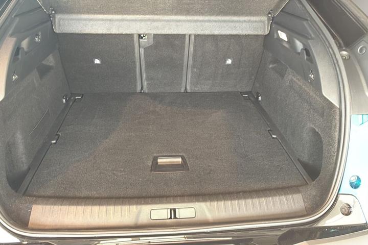 Blå Peugeot e-3008 fra 2025