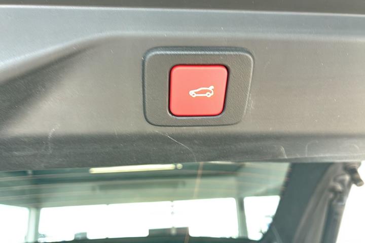Blå Peugeot e-3008 fra 2025