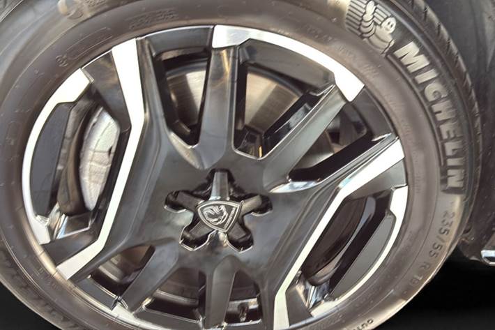 Blå Peugeot e-3008 fra 2025
