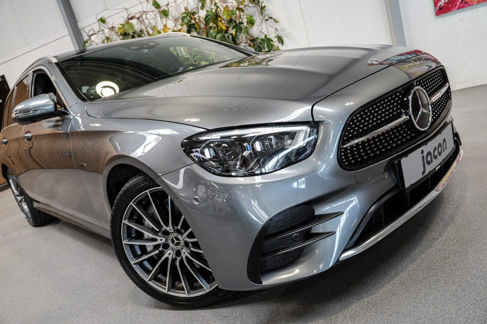 Grå Mercedes E300 de fra 2021