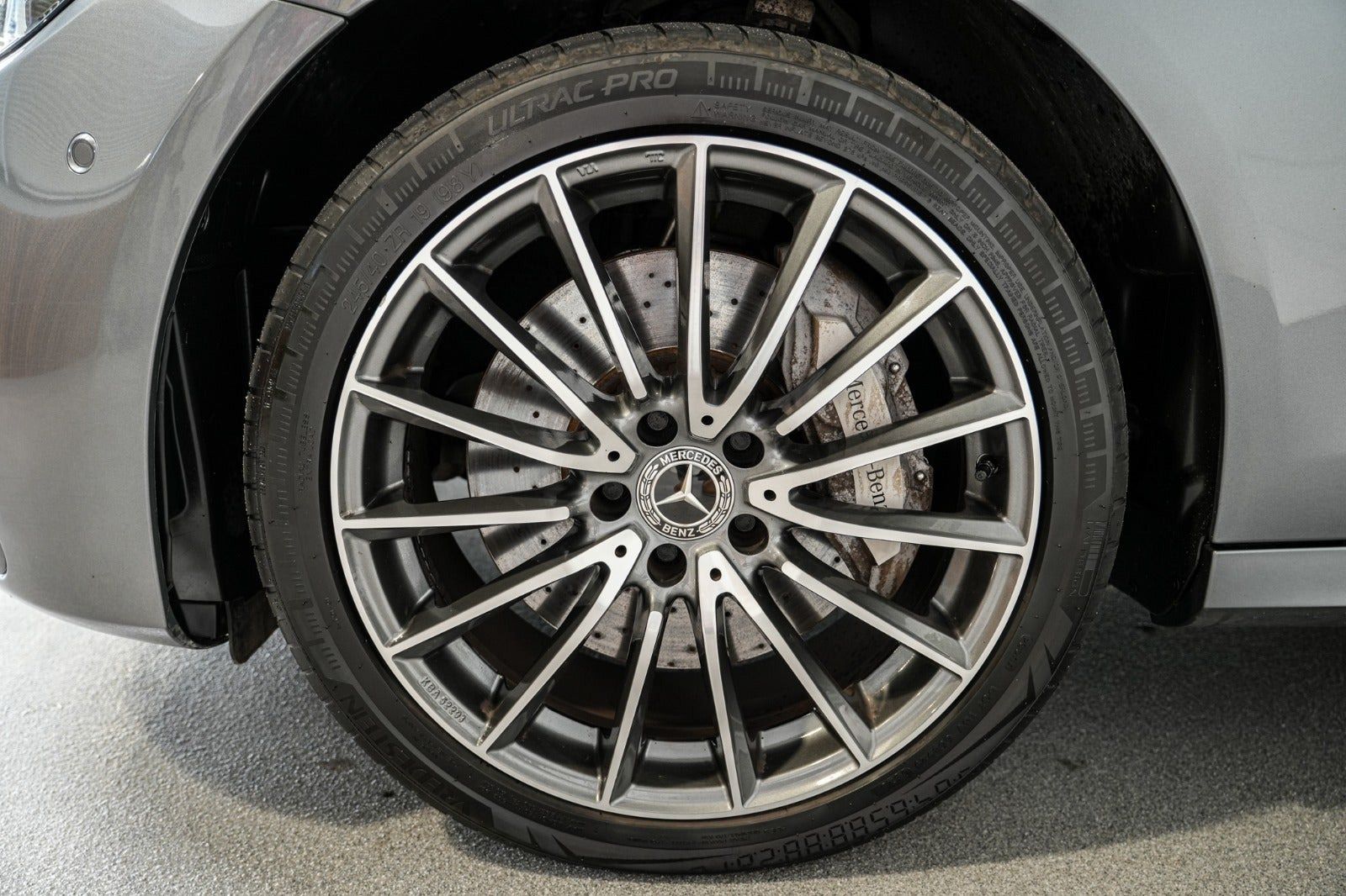 Grå Mercedes E300 de fra 2021