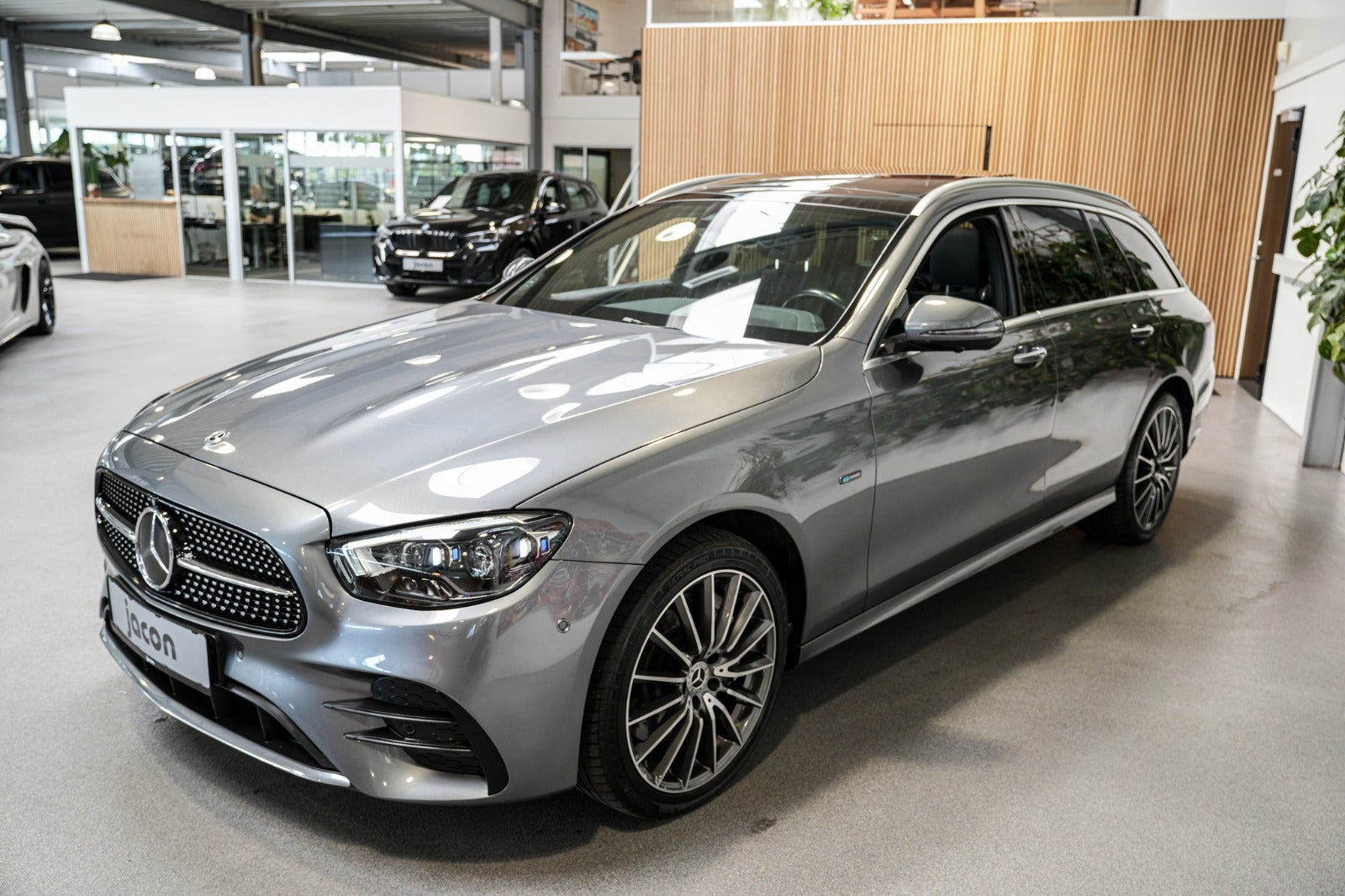 Grå Mercedes E300 de fra 2021